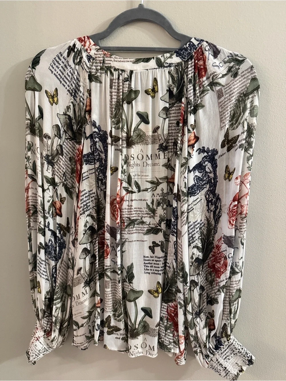 Alice + Olivia White Newspaper & Floral V-Neck Blouse w/ Red Roses- size Medium - Picture 3 of 3